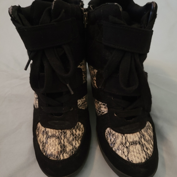 Size 6 Simply Vera Snakeprint Wedge Sneakers - Picture 11 of 11